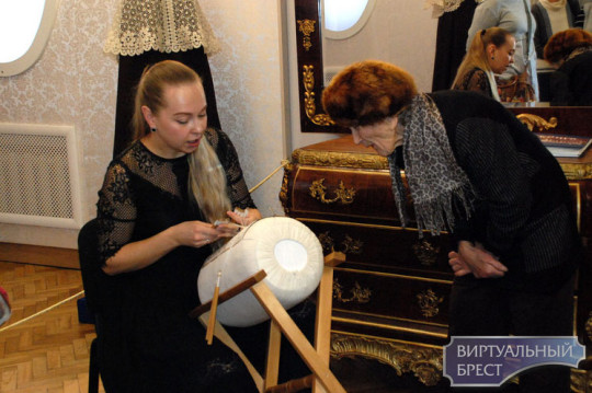 «Огромное спасибо за это кружевное чудо»: выставка вологодского кружева покорила брестчан